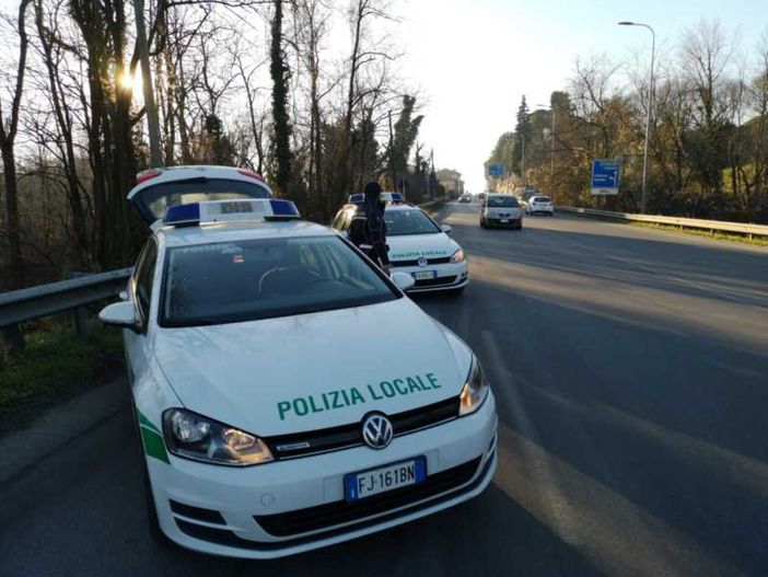 Trecate, denunciati dalla polizia locale due uomini che scaricavano rifiuti nel Parco Ticino Trecate, denunciati dalla polizia locale due uomini che scaricavano rifiuti nel Parco Ticino