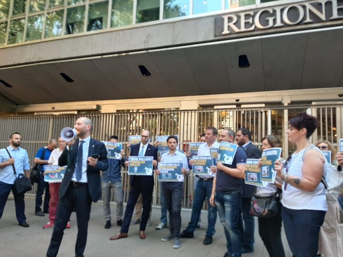 Disagi sui treni, presidio del M5S con i pendolari all'esterno del Pirellone: “Condizioni indegne per un paese civile&quot;