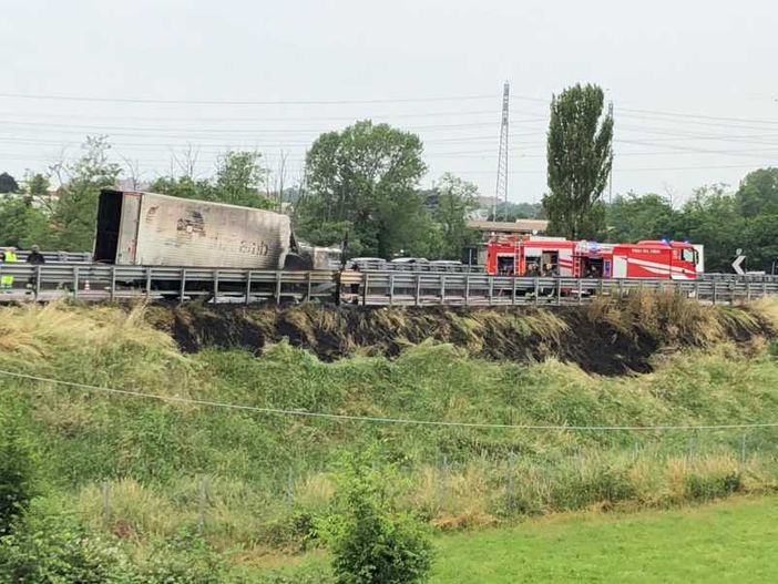 Camion in fiamme lungo la tangenziale ovest