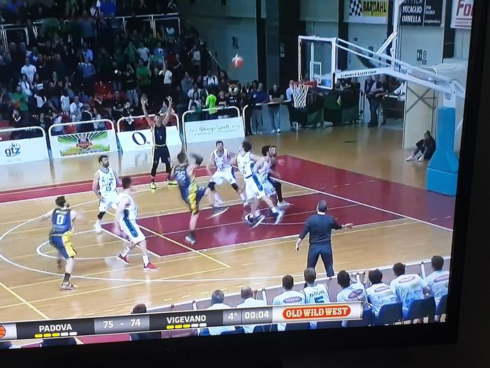 Nella foto tratta dal canale Youtube della Lega Basket serie B, il tiro di Benzoni negli ultimi 5 secondi di Gara 2