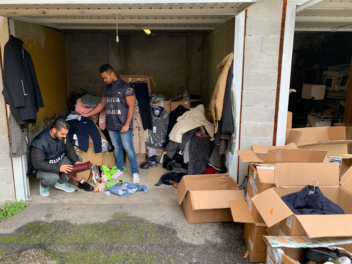 Pavese: sequestrati 1700 capi di abbigliamento rubati, denunciato un uomo per ricettazione