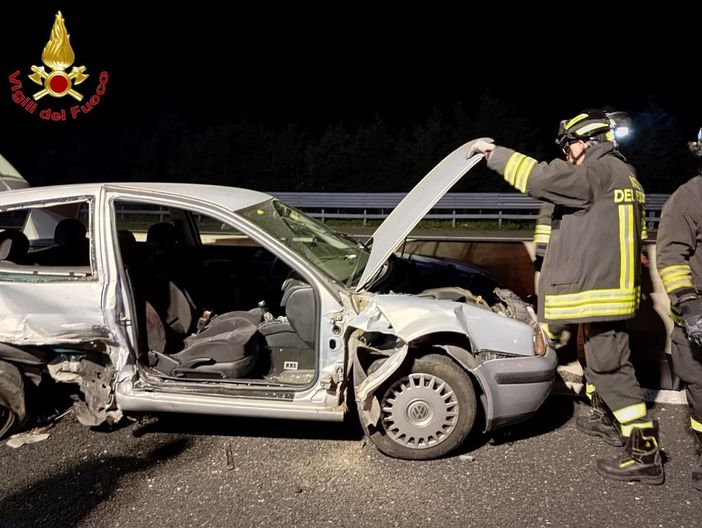 Schianto sull'autostrada tra Busto e Gallarate, un ferito estratto dall'auto con l'ausilio delle pinze idrauliche Schianto sull'autostrada tra Busto e Gallarate, un ferito estratto dall'auto con l'ausilio delle pinze idrauliche