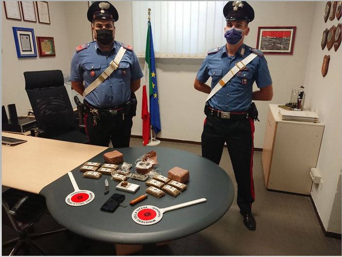Mede: trovato con 4 chili di hashish in casa, arrestato un 35enne