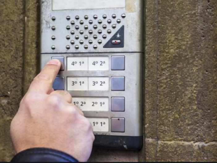 Vercelli, festa in casa (con schiamazzi): 14 multe per violazione delle norme anti Covid Vercelli, festa in casa (con schiamazzi): 14 multe per violazione delle norme anti Covid