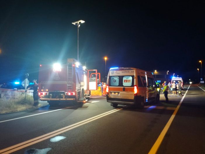 Sant'Angelo Lomellina: scontro tra auto nella notte, soccorse 5 persone Sant'Angelo Lomellina: scontro tra auto nella notte, soccorse 5 persone