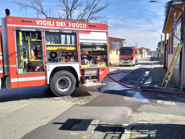 Robbio: incendio divora un'abitazione in via San Rocco Robbio: incendio divora un'abitazione in via San Rocco