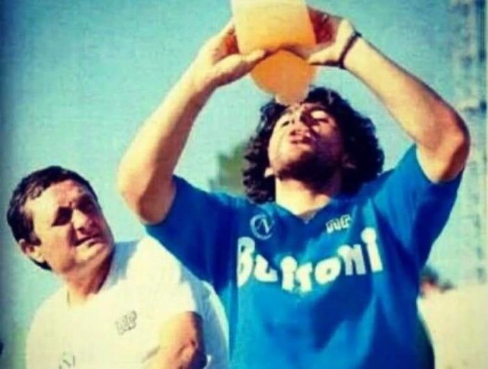 Salvatore Carmando con Maradona nella foto postata dal sindaco di Bodio Eleonora Paolelli Salvatore Carmando con Maradona nella foto postata dal sindaco di Bodio Eleonora Paolelli