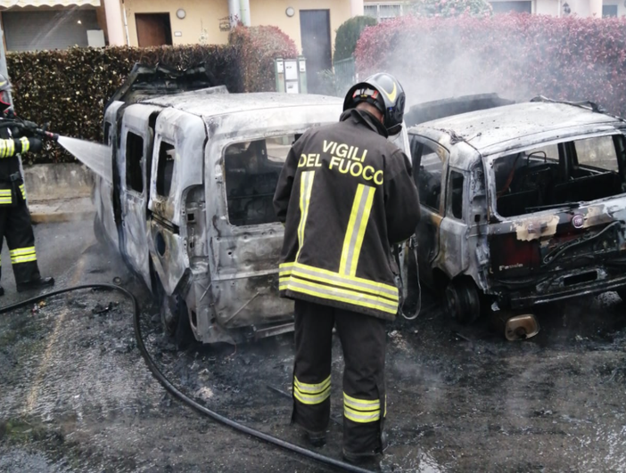 Golasecca, si dà fuoco in auto: è grave. Ustionate anche la moglie e la figlia che lo hanno soccorso Golasecca, si dà fuoco in auto: è grave. Ustionate anche la moglie e la figlia che lo hanno soccorso