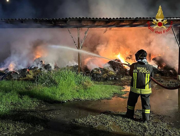 Corteolona: incendio in cascina divora rotoballe e un mezzo agricolo Corteolona: incendio in cascina divora rotoballe e un mezzo agricolo