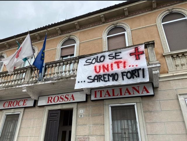Mortara, esposto striscione sul balcone della sede Cri di via Capettini Mortara, esposto striscione sul balcone della sede Cri di via Capettini