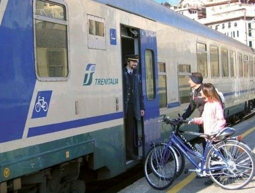 Trenord conferma lo stop al trasporto delle biciclette sui treni: «Prima la sicurezza»
