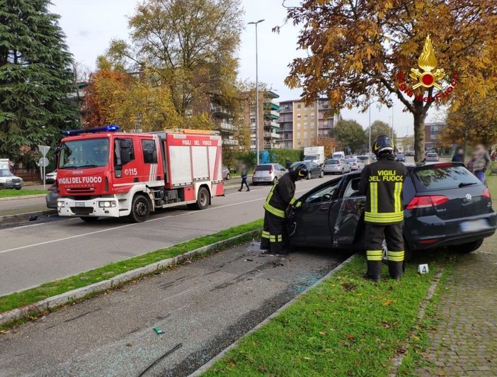 Pavia: scontro in via Montebello, una delle due auto coinvolte si ribalta Pavia: scontro in via Montebello, una delle due auto coinvolte si ribalta