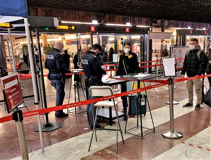 Esodo, autostrade, stazioni e aeroporti blindati