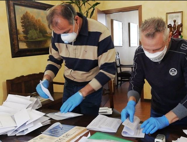 Robbio, mascherine, istruzioni e pasto agli anziani fragili. Centro Operativo Comunale al lavoro Robbio, mascherine, istruzioni e pasto agli anziani fragili. Centro Operativo Comunale al lavoro