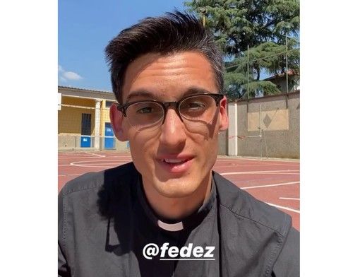 Don Alberto chiama, Fedez risponde: dibattito social tra il rapper e il sacerdote di Busto Arsizio