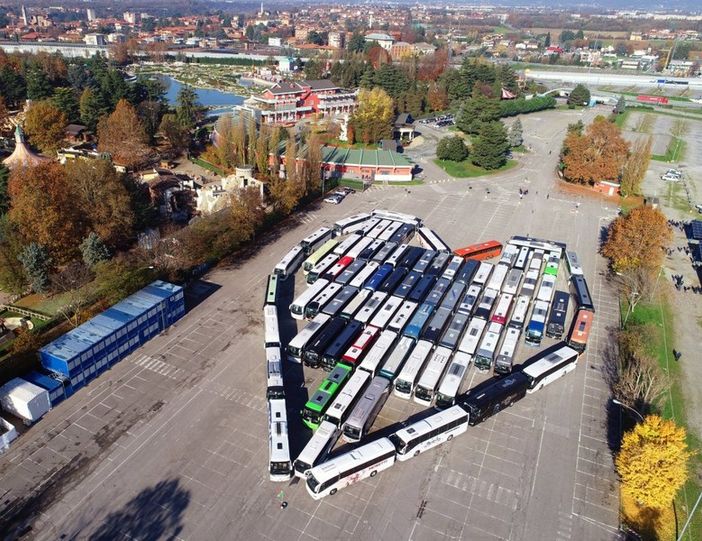 I bus provenienti da tutta la Lombardia si sono dati appuntamento posizionandosi in formazione “a cuore” I bus provenienti da tutta la Lombardia si sono dati appuntamento posizionandosi in formazione “a cuore”