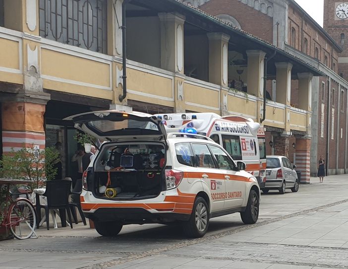 Magenta: tragedia in piazza Liberazione, non ce l’ha fatta la donna colpita da arresto cardiaco Magenta: tragedia in piazza Liberazione, non ce l’ha fatta la donna colpita da arresto cardiaco