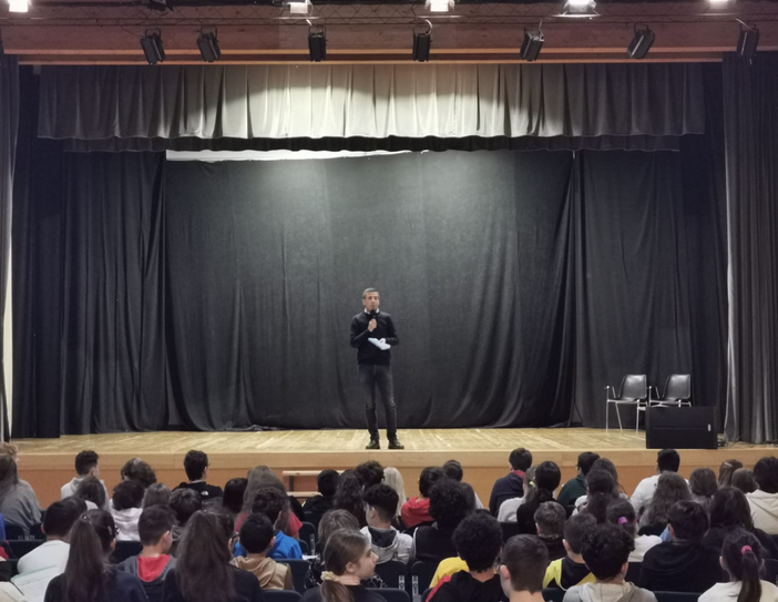 Vigevano: la storia dell'ex bullo diventato educatore incanta gli studenti della Robecchi