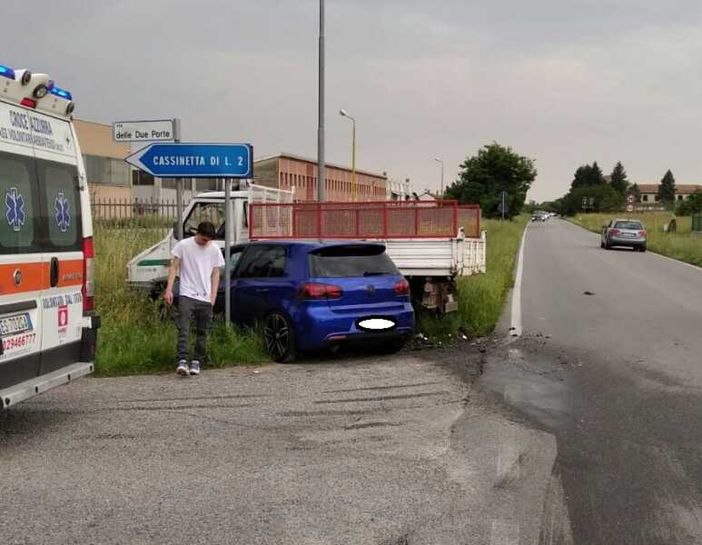 Scontro violento lungo la SS526 tra Cassinetta e Robecco sul Naviglio: due feriti