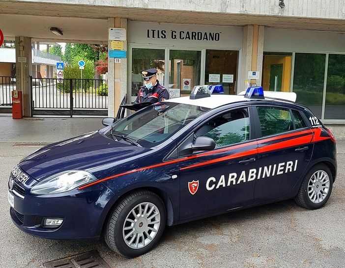 Pavia: rubano generi alimentari e materiale scolastico al "Cardano", denunciati due giovani Pavia: rubano generi alimentari e materiale scolastico al "Cardano", denunciati due giovani