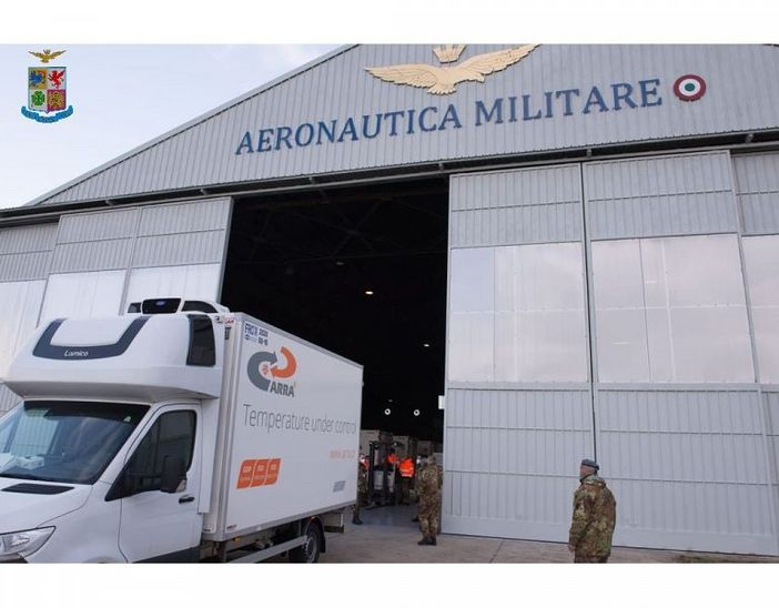 Arrivato il primo carico del vaccino AstraZeneca