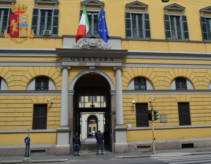 Esce dalla Questura di Milano e commette una rapina