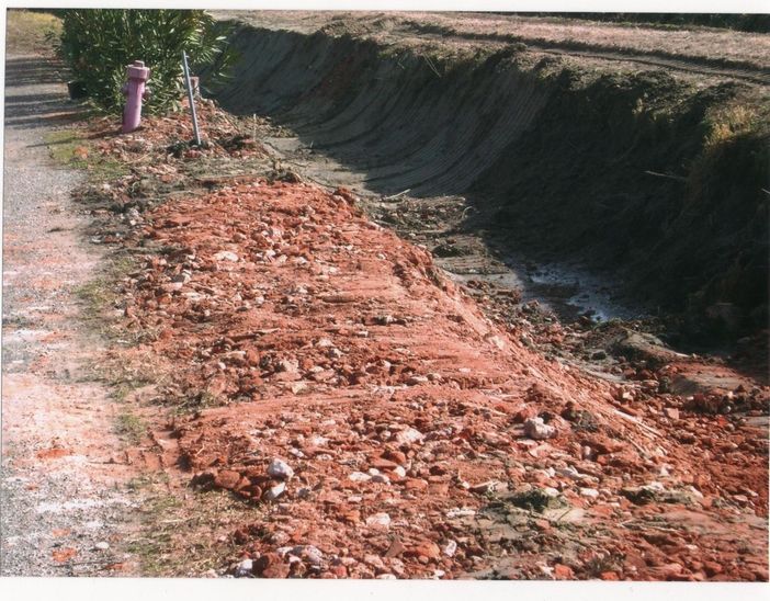 Confienza: smaltimento abusivo rifiuti per consolidamento sponde canale irriguo cavo Drovante