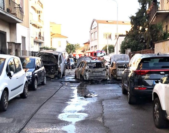 Vigevano: incendio in via Quarto, coinvolti alcuni veicoli Vigevano: incendio in via Quarto, coinvolti alcuni veicoli