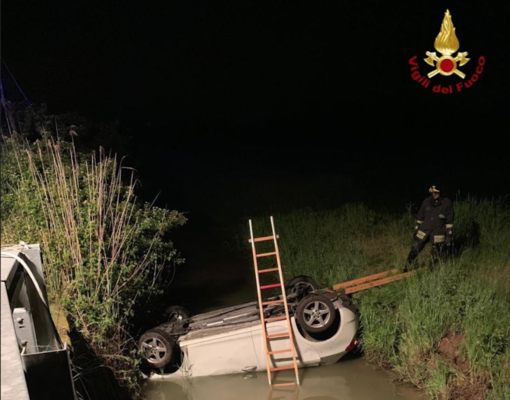 Auto nel canale: una persona in ospedale - FOTO