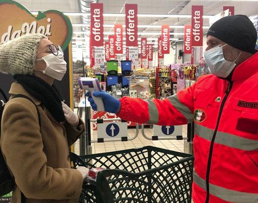 Da domani in Lombardia obbligo di coprirsi naso e bocca con mascherine, foulard o sciarpe per chi esce di casa