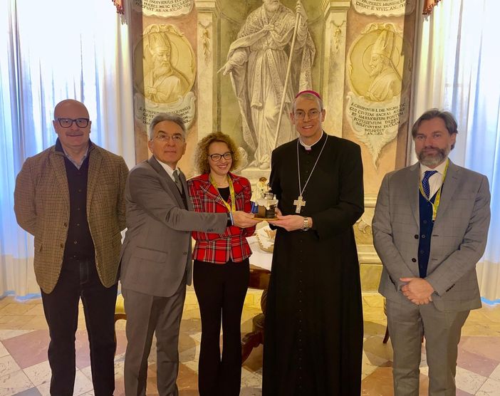 Coldiretti: in dono al vescovo Sanguineti la statuina per il Presepe 2024, simbolo della qualità made in Italy Coldiretti: in dono al vescovo Sanguineti la statuina per il Presepe 2024, simbolo della qualità made in Italy