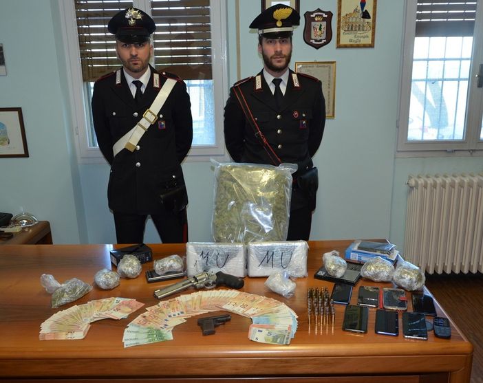 Broni: arrestata una banda di spacciatori con quasi due chili e mezzo di cocaina, armi e munizioni Broni: arrestata una banda di spacciatori con quasi due chili e mezzo di cocaina, armi e munizioni