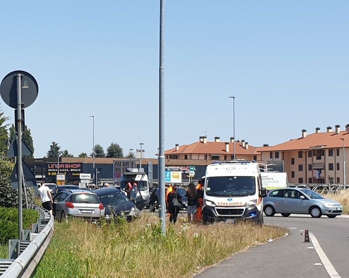 Corbetta: incidente alla rotonda dell’Esselunga, due auto fuori strada