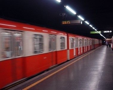 Milano, bloccano la Metro per mezz’ora: denunciati due giovani