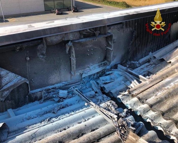 Mortara: in fiamme la centralina di un impianto fotovoltaico sul tetto di un capannone Mortara: in fiamme la centralina di un impianto fotovoltaico sul tetto di un capannone