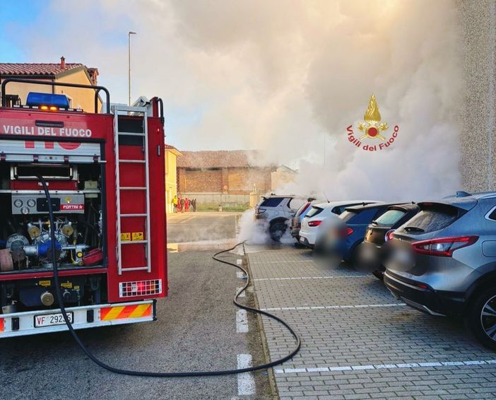 Gropello Cairoli, incendio in un parcheggio diverse auto coinvolte. Intervengono i Vigili del fuoco