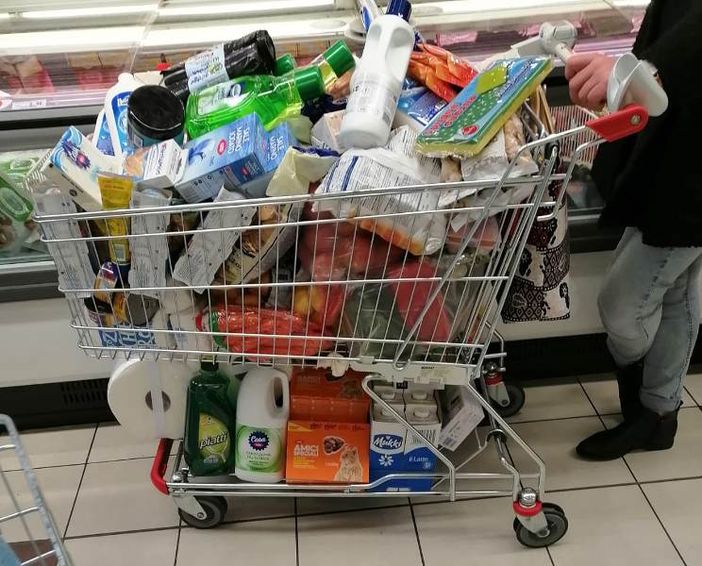 Giussano, 500 euro nel carrello (non pagato): denuciata dai Cc giovane romena Giussano, 500 euro nel carrello (non pagato): denuciata dai Cc giovane romena