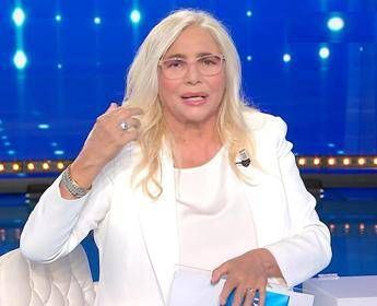 Domenica In, Mara Venier: "Dopo la trasmissione, intervento per maculopatia" Domenica In, Mara Venier: "Dopo la trasmissione, intervento per maculopatia"