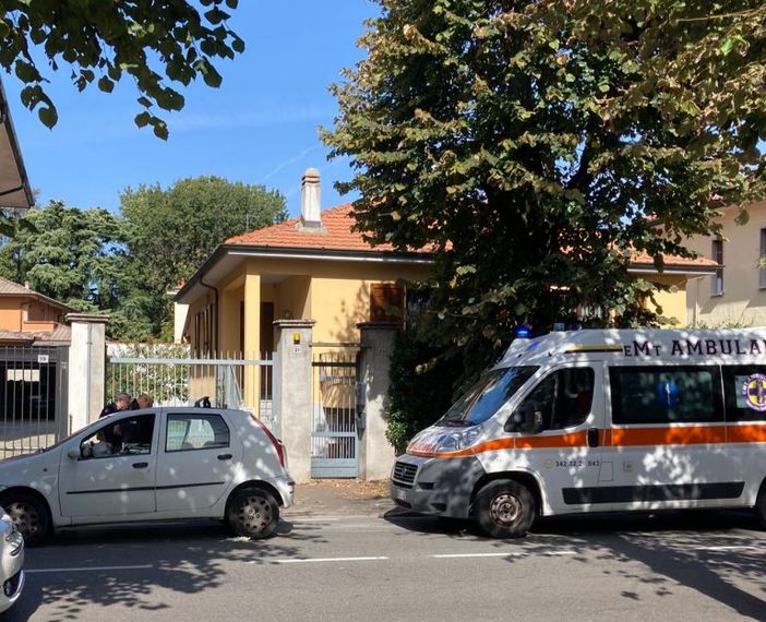 Magenta: mamma con la bimba in auto perde il controllo del veicolo e finisce contro due auto in sosta