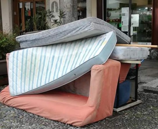 Vigevano: in Piazza Ducale spunta un....divano