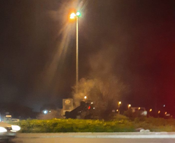 Magenta: auto ribaltata sulla rotonda tra via Espinasse e la ex SS11