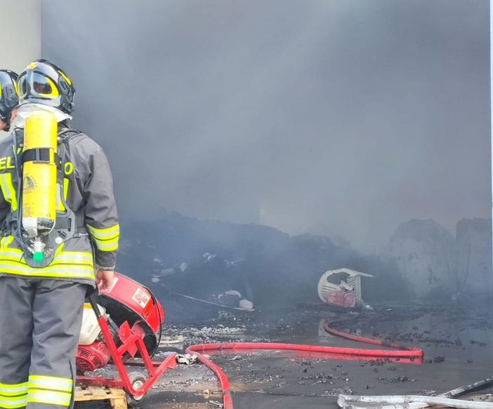 Tragico rogo in un box a Cislago: morto un pensionato di 78 anni