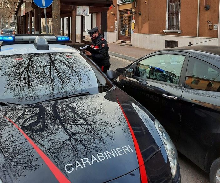 Voghera: consumano bevande al tavolino di un bar, sanzionati due clienti e il titolare Voghera: consumano bevande al tavolino di un bar, sanzionati due clienti e il titolare