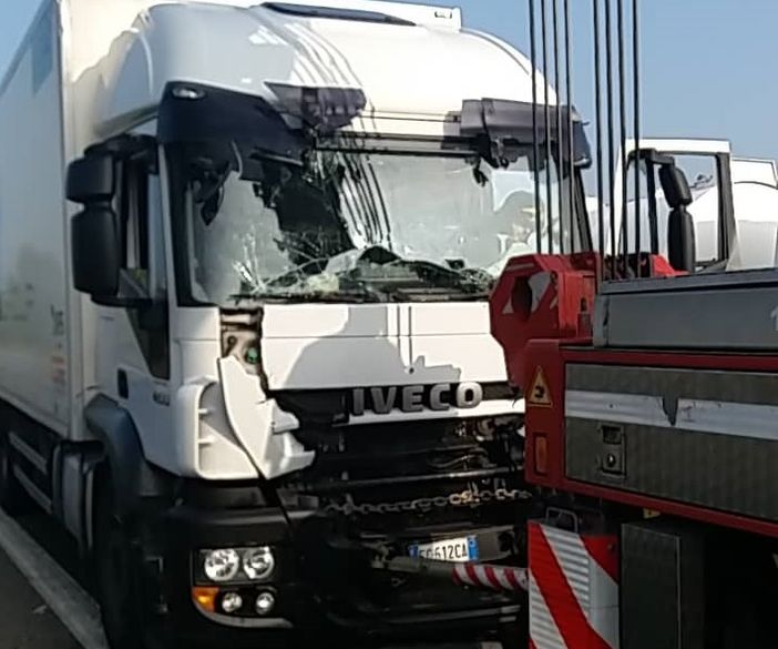 Magenta: tamponamento tra camion sulla Boffalora Malpensa, ferito un ragazzo di 22 anni Magenta: tamponamento tra camion sulla Boffalora Malpensa, ferito un ragazzo di 22 anni