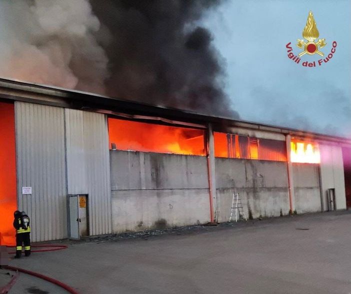 Casei Gerola: incendio capannone di rifiuti, i sindacati dei Vigili del fuoco di Pavia chiedono maggiori strumenti per intervenire sul territorio