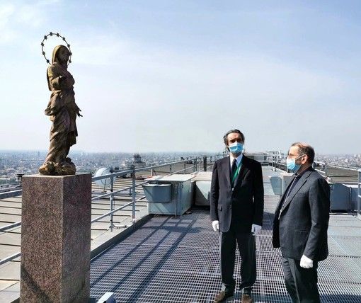 Fontana e monsignor Delpini, arcivescovo di Milano, sul Pirellone davanti a una delle Madonnine simbolo della città