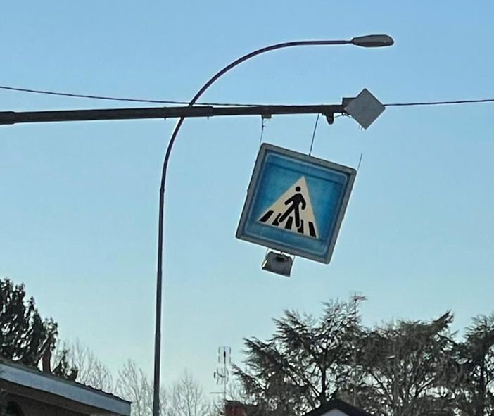 Magenta: pericolo a Pontenuovo, il vento stacca il cartello sopra le strisce pedonali. Subito intervenuta la Polizia locale Magenta: pericolo a Pontenuovo, il vento stacca il cartello sopra le strisce pedonali. Subito intervenuta la Polizia locale