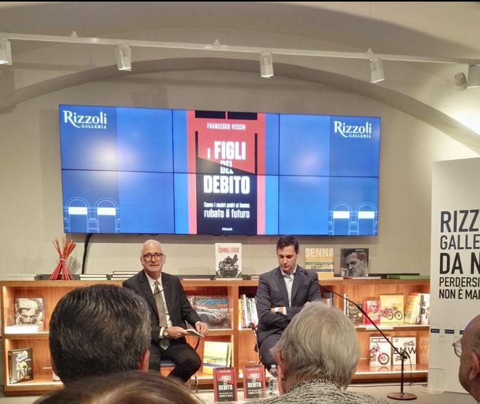 Grande successo a Milano per la presentazione del libro di Francesco Vecchi. Il conduttore televisivo sarà presto a Gambolò