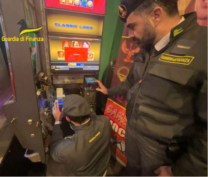 VIDEO. Gestore di slot machine si intasca 700mila euro: denunciato. E scatta il maxi sequestro VIDEO. Gestore di slot machine si intasca 700mila euro: denunciato. E scatta il maxi sequestro