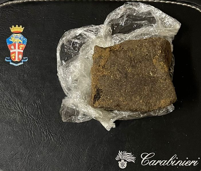Pavese: segnalate tre persone per consumo di sostanze stupefacenti. Sequestrato un panetto di hashish da 2 etti Pavese: segnalate tre persone per consumo di sostanze stupefacenti. Sequestrato un panetto di hashish da 2 etti